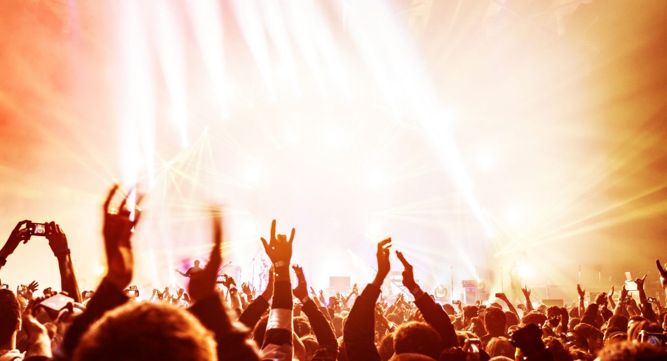 Photographie d'une foule lors d'un événement