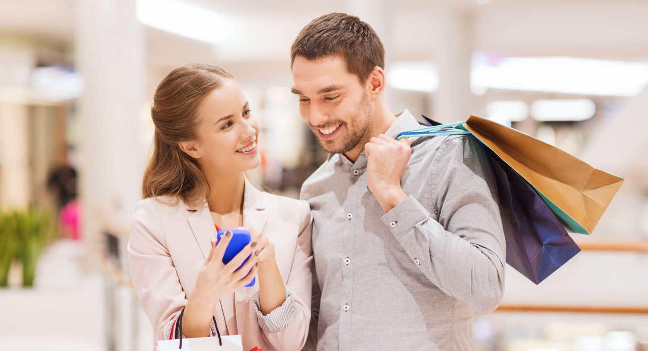 Photographie d'un couple (homme/femme) faisant des achats dans une boutique