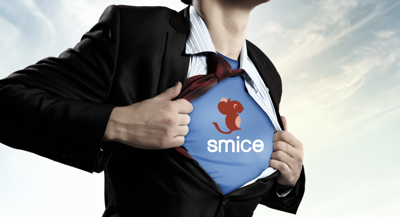 Photographie d'u homme qui porte un T-Shirt Smice sous son costume