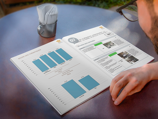 Photographie d'un homme qui consulte une brochure avec des graphiques